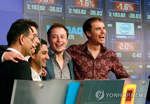 지난 2010년 6월 테슬라의 나스닥 상장 때 기념사진 찍는 머스크 CEO[로이터 연합뉴스 자료사진]